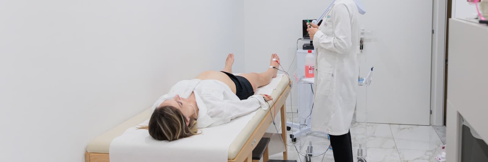 Sala visite dello studio: valutazione della composizione corporea con bioimpedenziometria